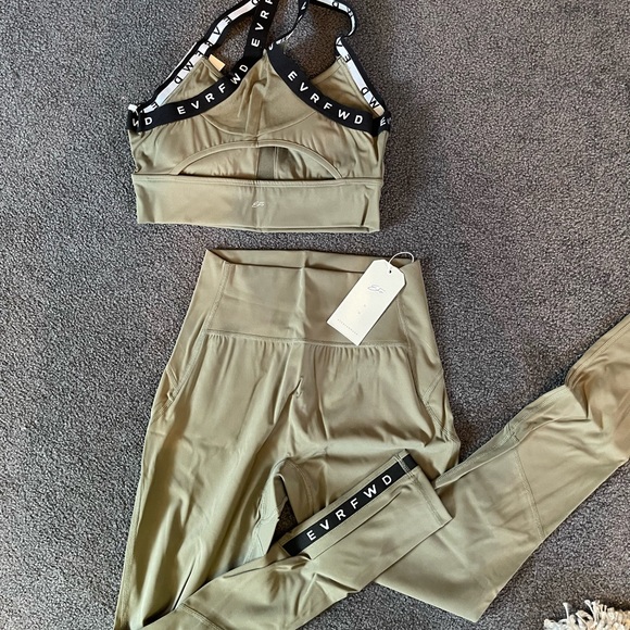 NEW - Everforward Green Set - Picture 2 of 3